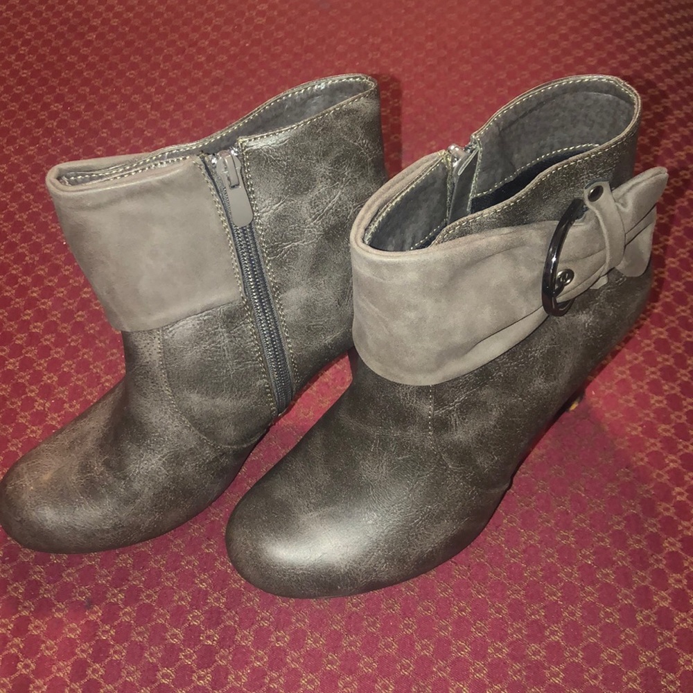 🍂Charming Charlie gray heel booties size 7 1/2